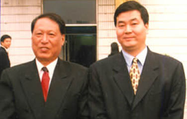 第九届全国人大副委员长成思危与袁晓峰在一起